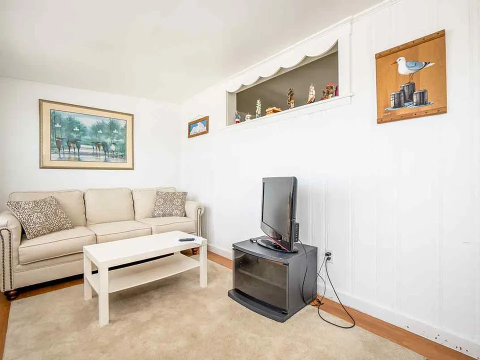 9 E 28th St #1