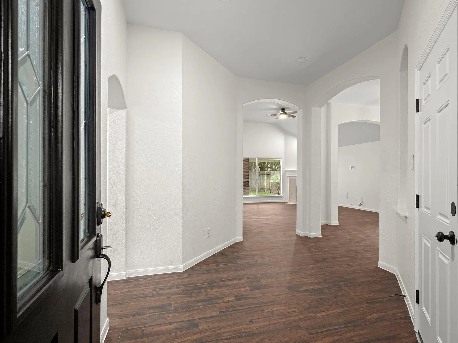 4 bed, 2.0 bath, 2083 sqft, $2,375 — Photo 3