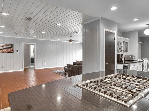 5th image of 1010 Walton Dr