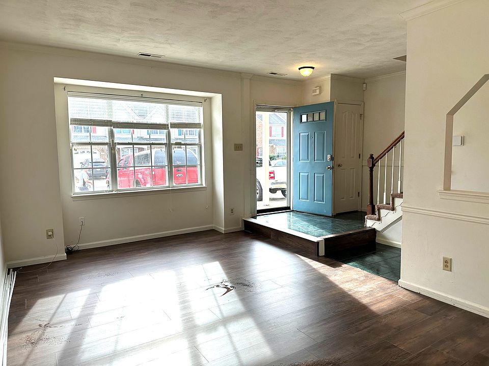 1st image of 518 S Lake Cir