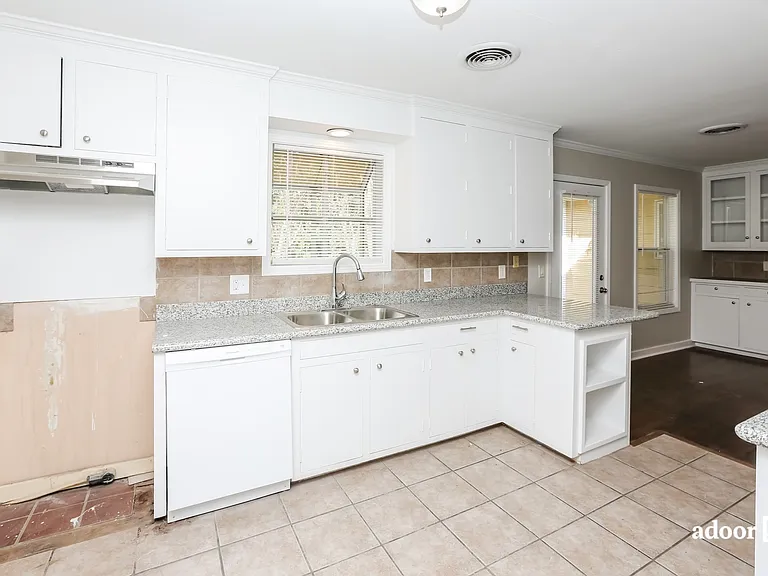 1628 Wilhurst St — Photo 2