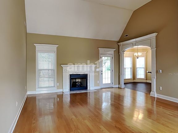 4th image of 2214 Saint Andrews Dr