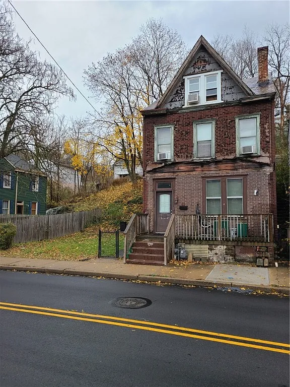 526 Evergreen Ave photo 1