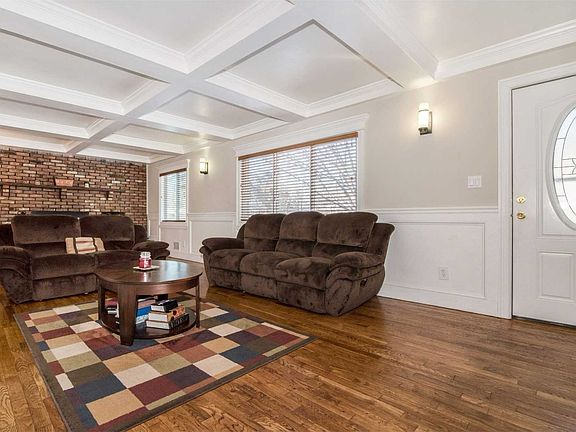 4th image of 14 Fairlawn Ln