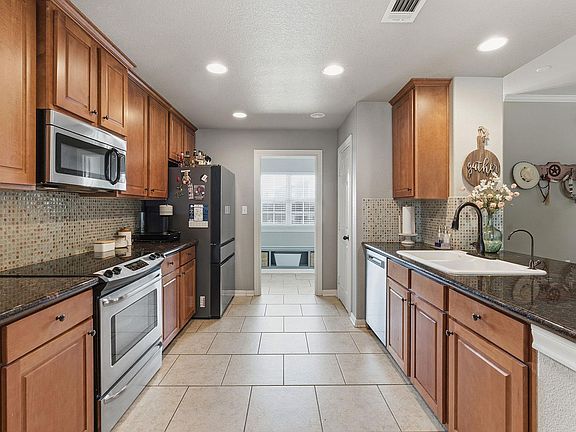 5th image of 8 Stone Creek Cir
