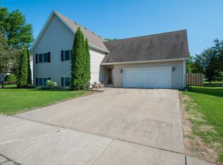 469 Burdick Ct, Grand Forks, ND 58203