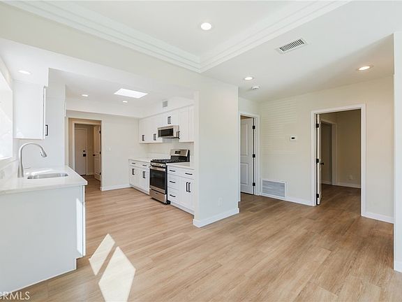5th image of 709 Fraser Ave