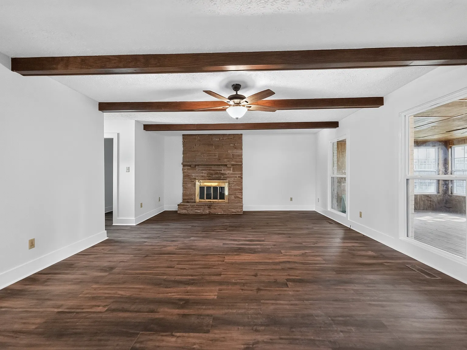 3 bed, 3726 sqft, $2,200 — Photo 2