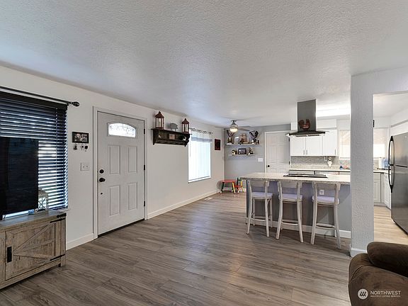 3rd image of 2710 Pike Street SE