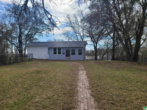 1818 W 14th St, Sioux City, IA 51103