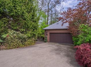 25 Lakeridge Dr, Greensburg, PA 15601