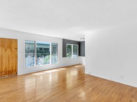 1129 Lincoln Blvd, 3