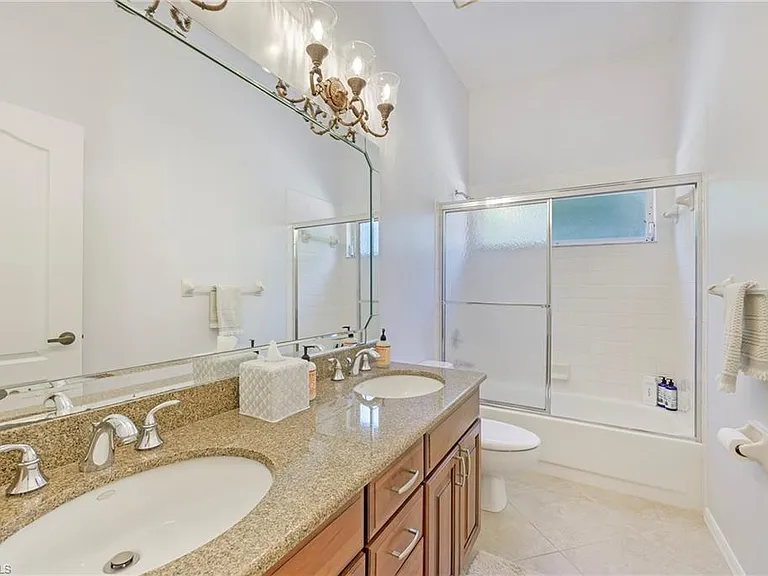 300 Wentworth Ct — Photo 16