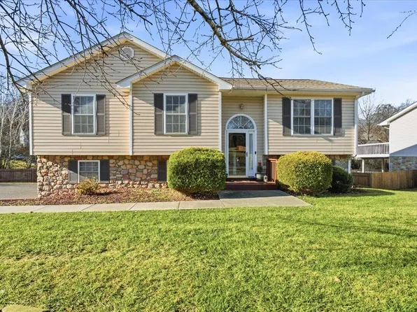 3102 Cedarmeade Dr, Roanoke, VA 24014