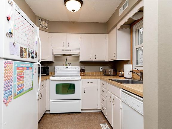4th image of 724 NW Greenwood St #48