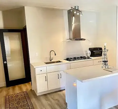 1 bed, 700 sqft, $2,099 — Photo 2