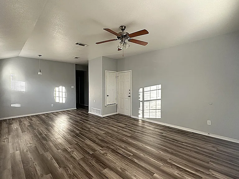 2712 Ashley Dr — Photo 8