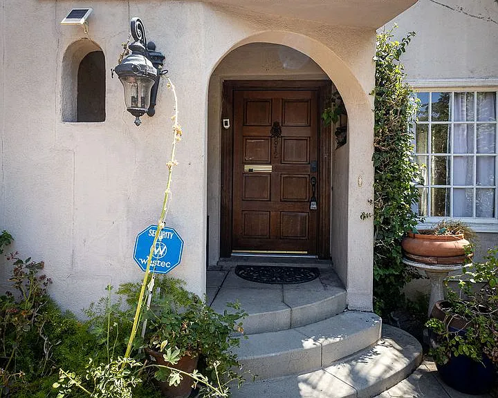 812 N June St — Photo 84