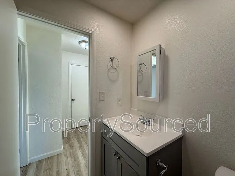 911 H St #1 — Photo 21