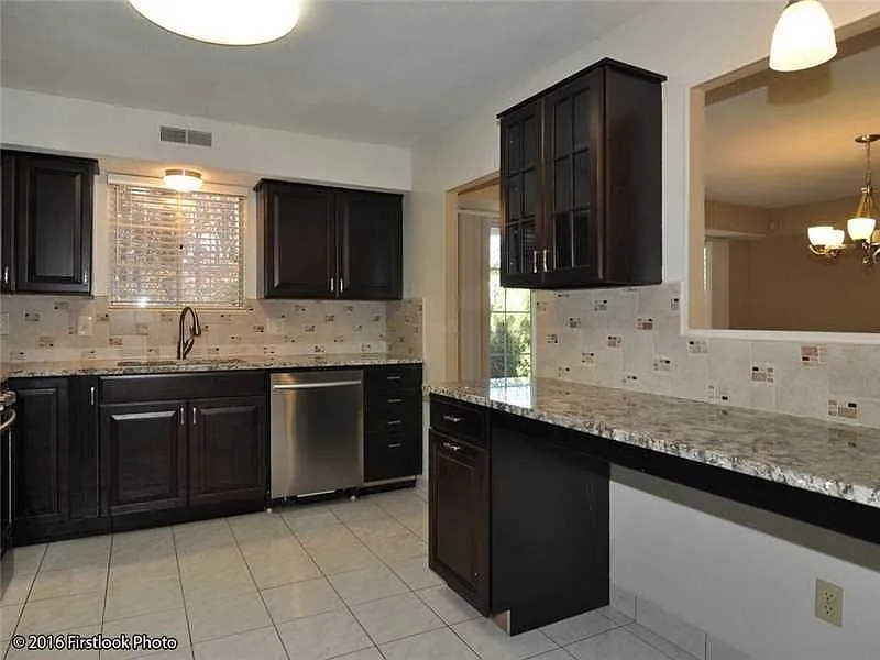 3 bed, 2.0 bath, 1872 sqft, $3,000 — Photo 4