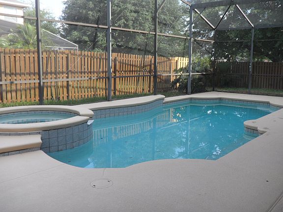 4th image of 121 Lombard Cir
