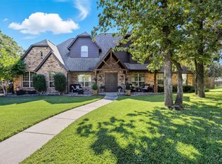 1304 Crows Nest Ct, Azle, TX 76020