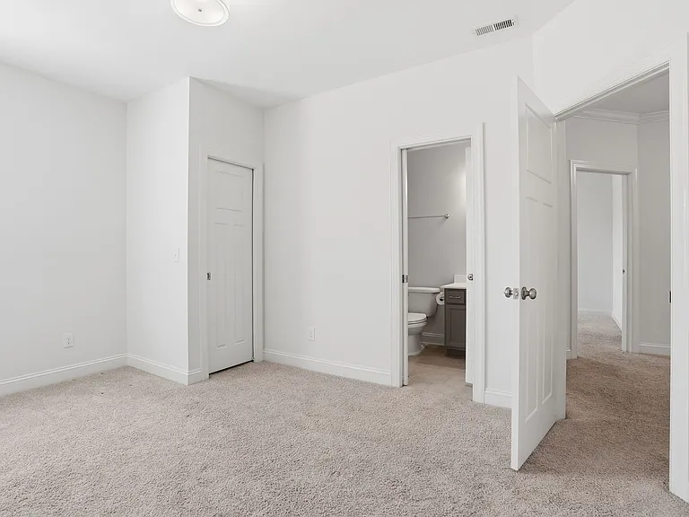 2nd bedroom w/ walk-in closet and en-suite Bathroom