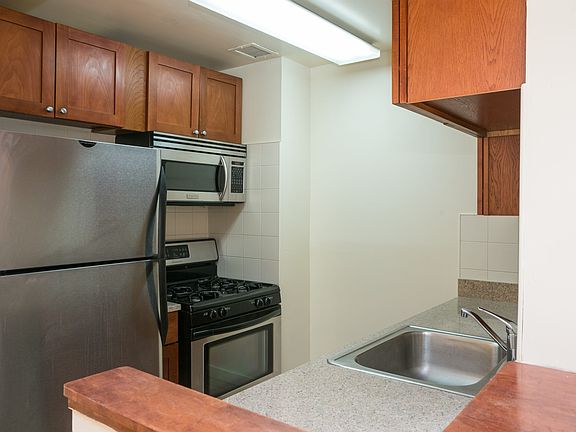 4th image of 444 Manhattan Ave APT 5L