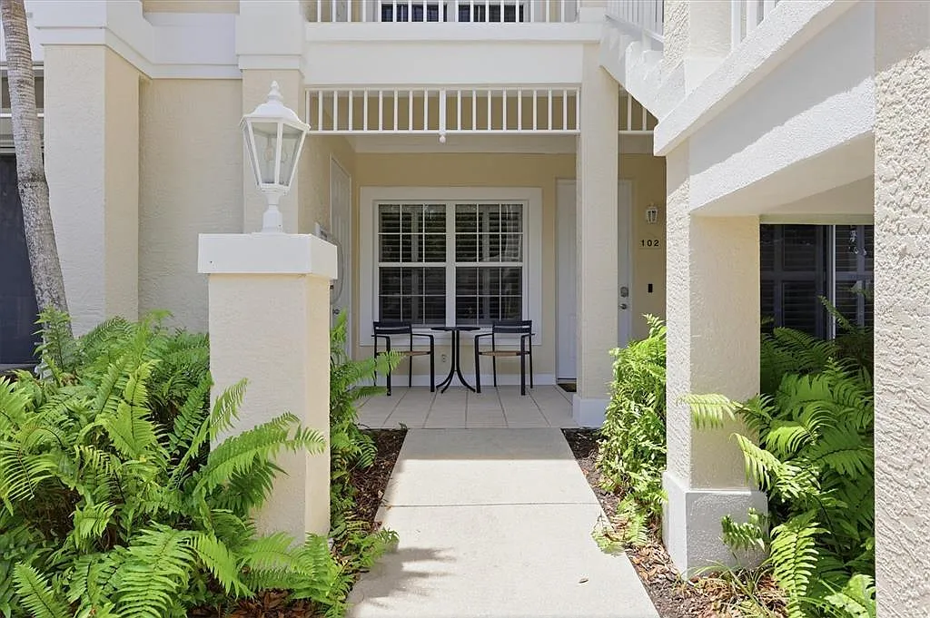 3 bed, 3.0 bath, 1981 sqft, $5,900 — Photo 2