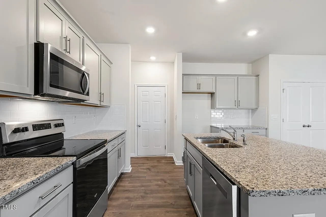 3 bed, 2148 sqft, $2,300 — Photo 4