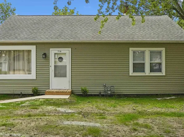 716 W 18th St, Cedar Falls, IA 50613