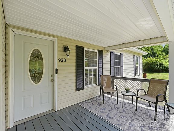 3rd image of 928 Oval St