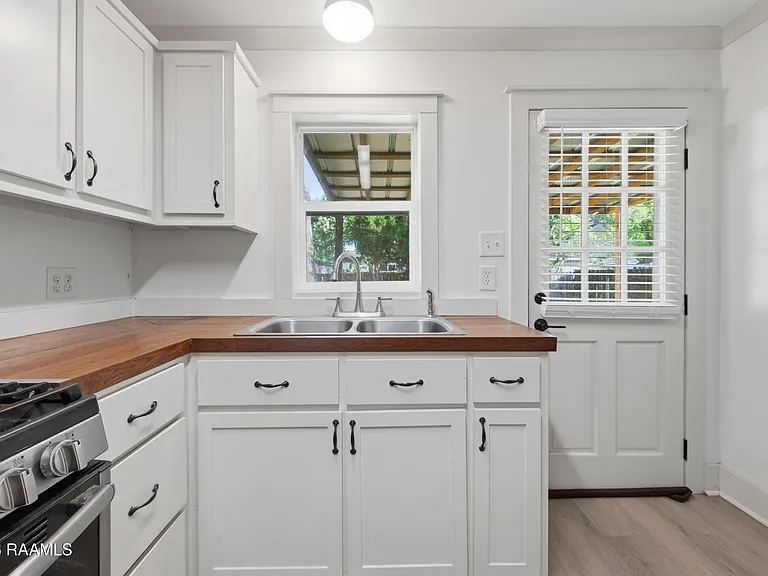 104 Howard Ave — Photo 11