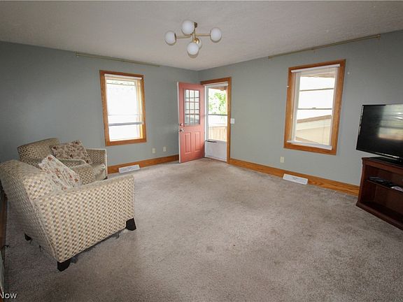 5th image of 543 W Maple St