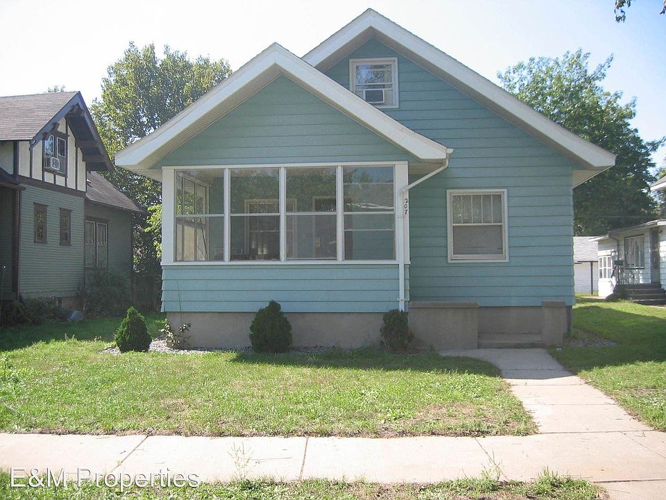 1st image of 207 15th Ave S