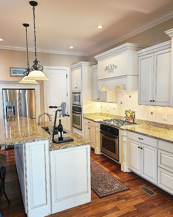 Kitchen with 2 Ovens