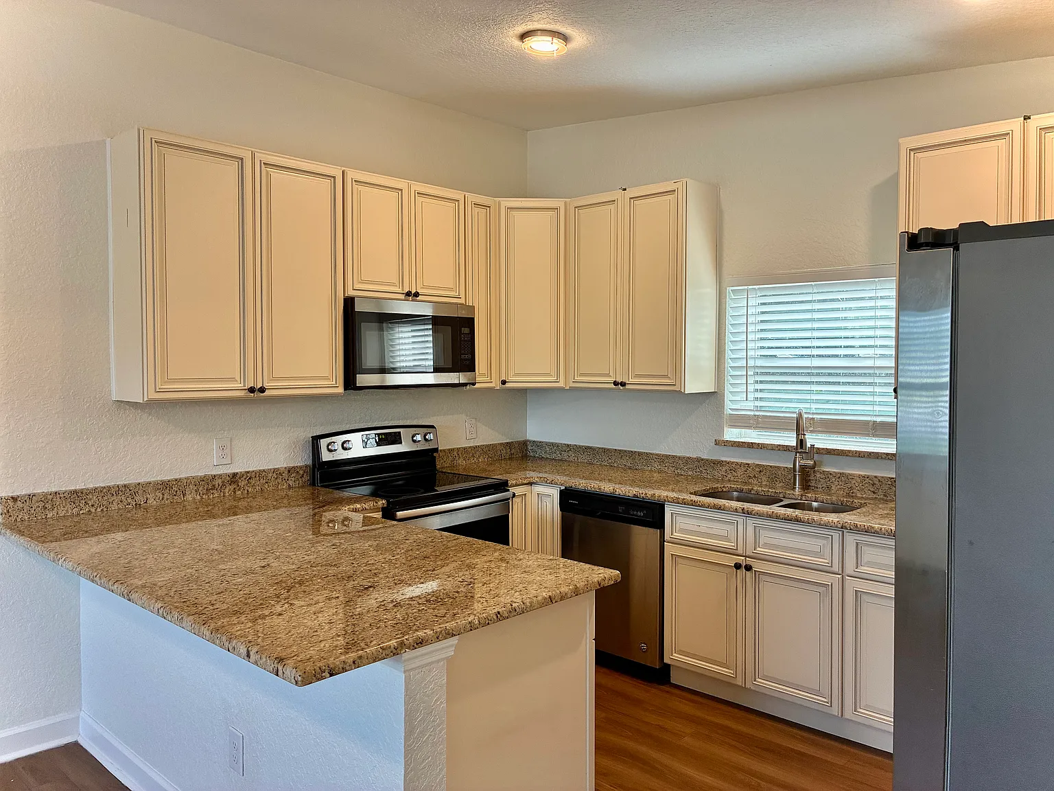 3 bed, 1054 sqft, $1,895 — Photo 3