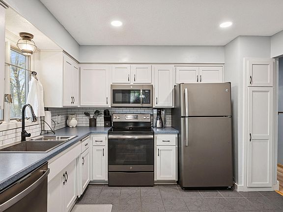 4th image of 4384 Oakhurst Ave