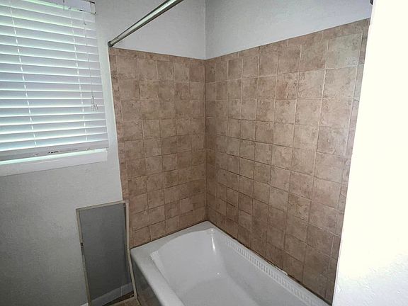 5th image of 28 NW 40th St