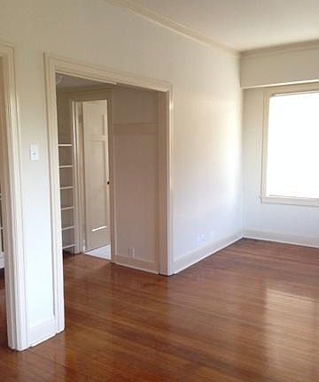 2nd image of 2085 Sacramento St #402