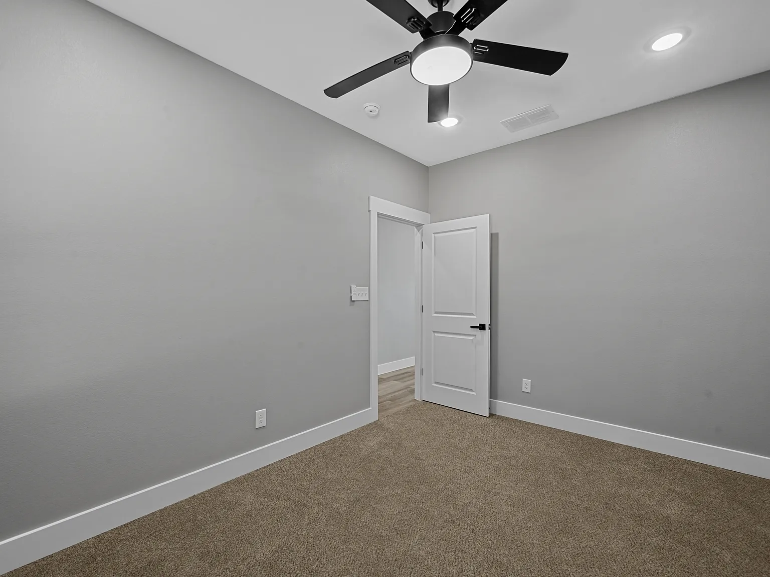 527 West Walker Street, Denison TX 7502 — Photo 2