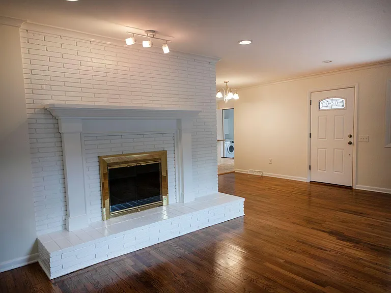 204 Hazelwood Dr — Photo 8