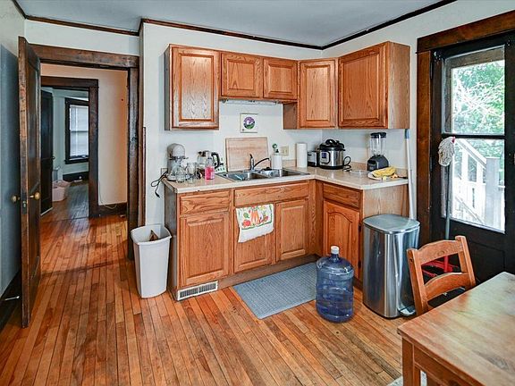 2nd image of 416 Castle Pl