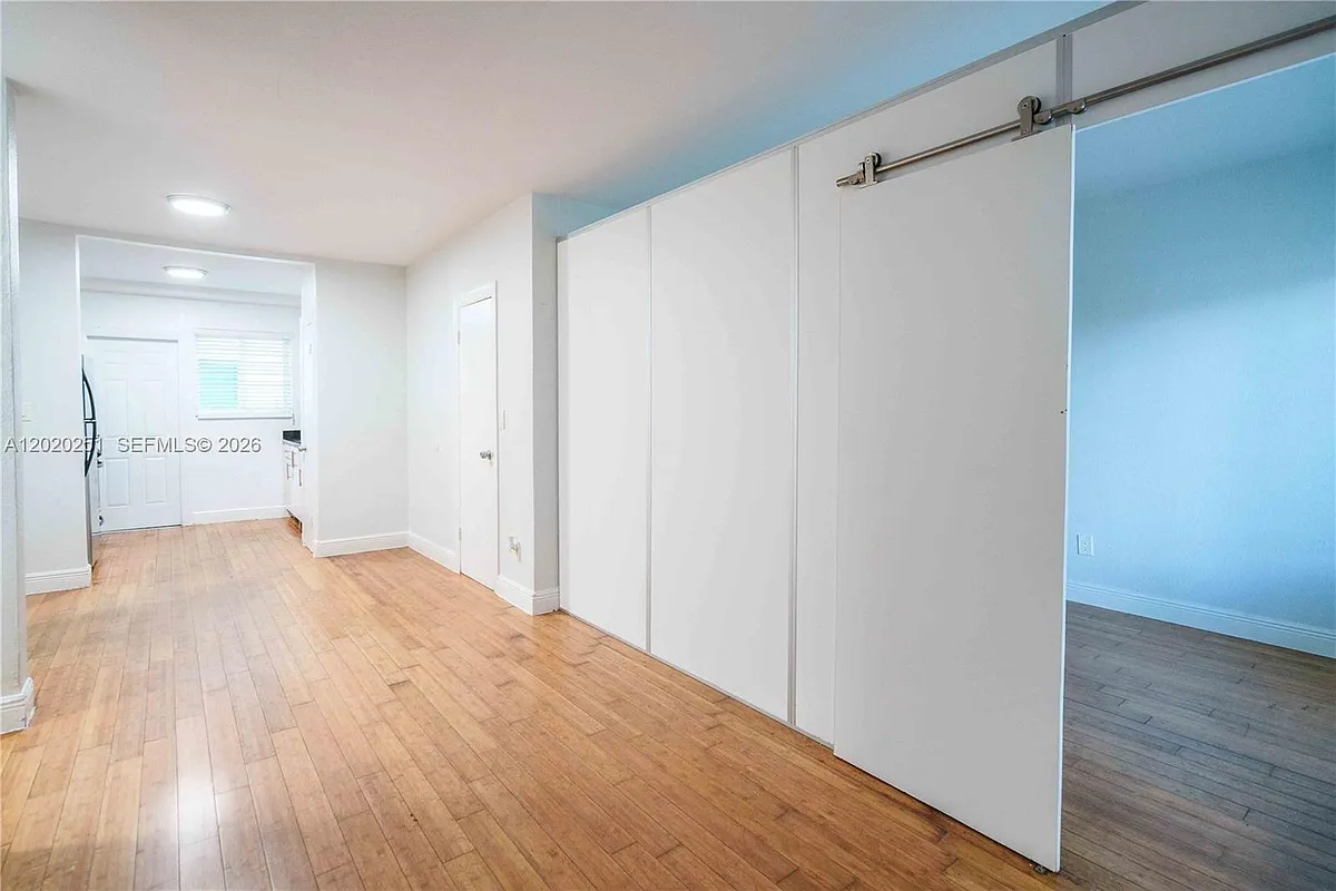 Building Photo - 7325 Carlyle Ave #8