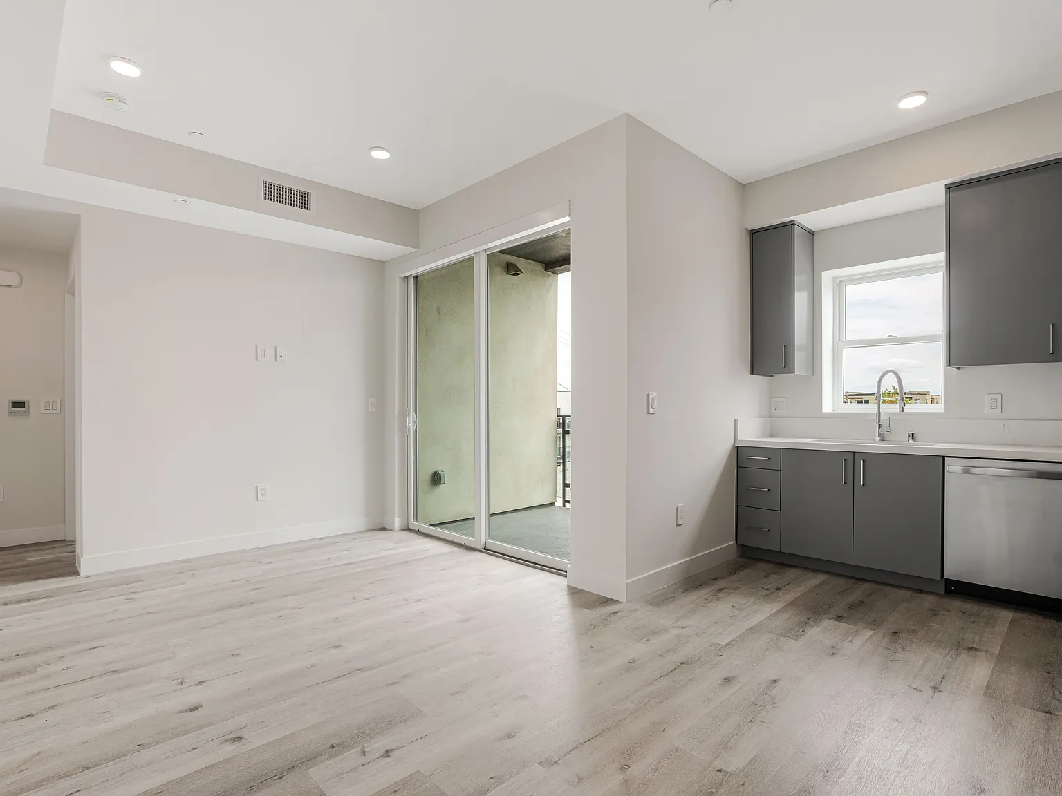 1 bed, 585 sqft, $3,150 — Photo 2