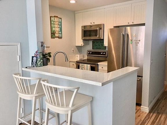 4th image of 301 E Surfside Dr