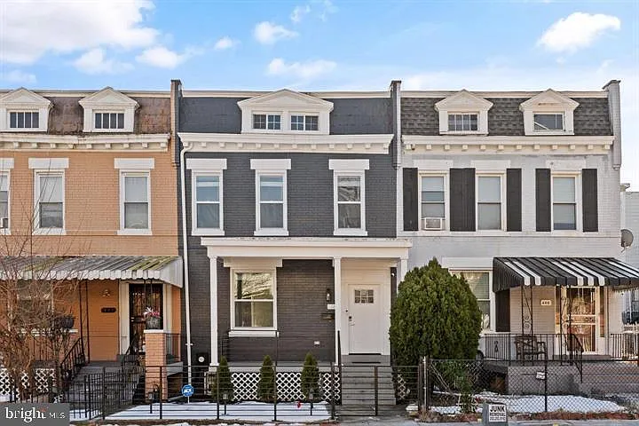 444 Kenyon St NW