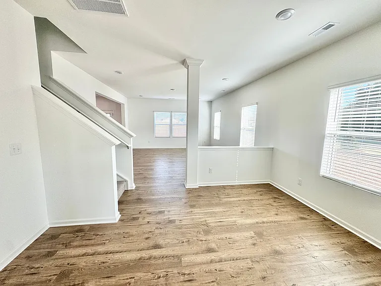 108 Cougar Ln — Photo 2