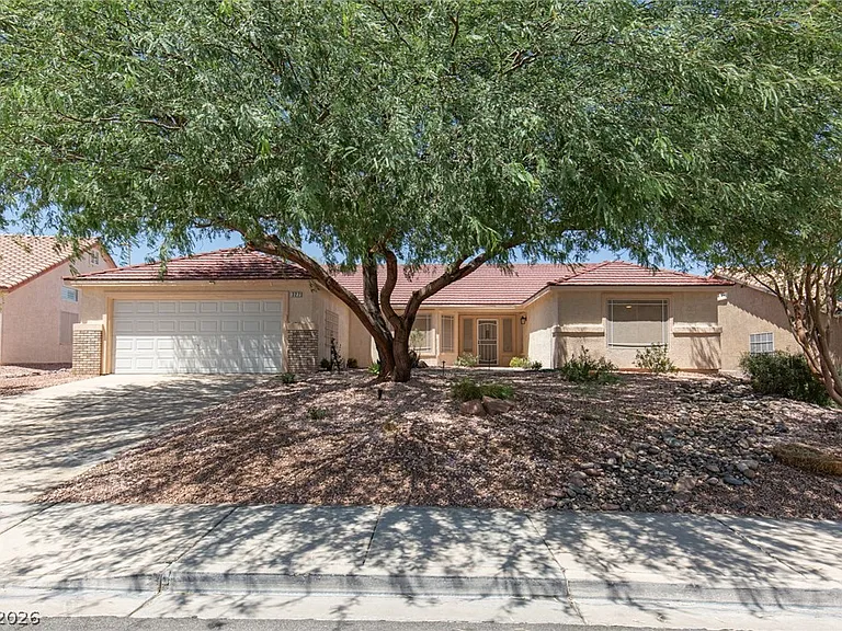327 Perry Ellis Dr — Photo 2