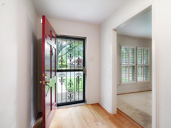 5th image of 1079 Woodview Dr